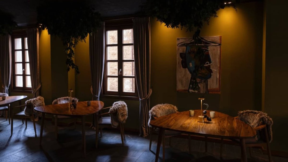 Mu·na, en Ponferrada, combina estética contemporánea y calidez rústica en un espacio que refleja la filosofía de su cocina premiada con estrella Michelin