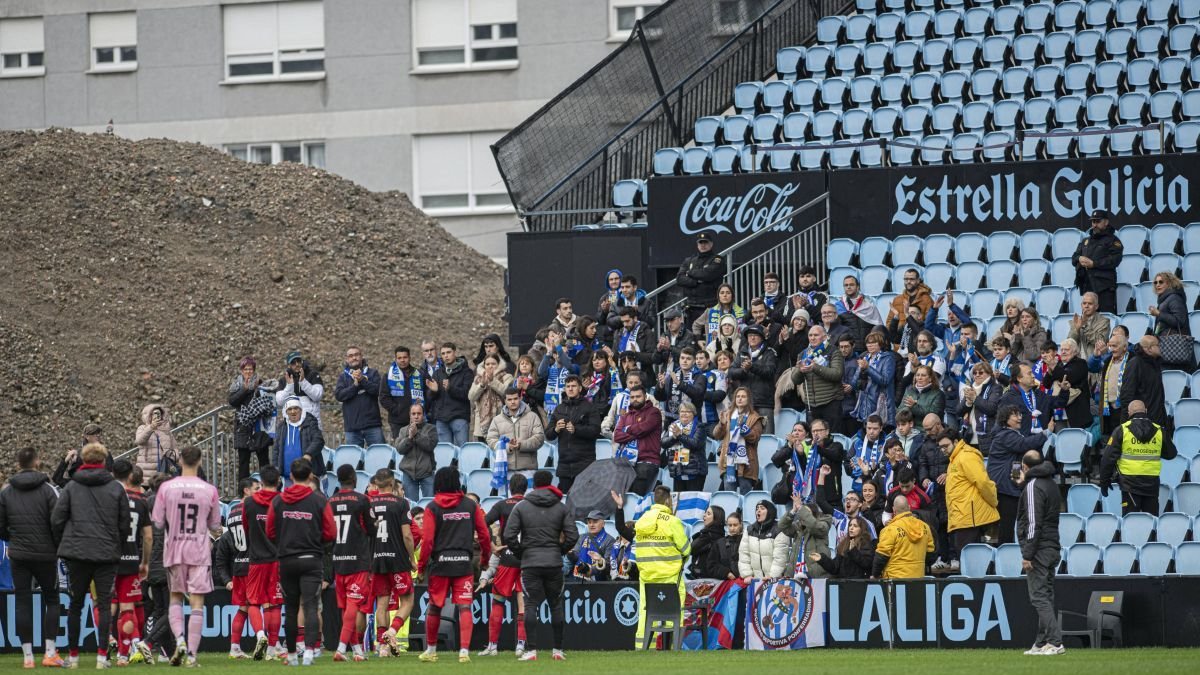 Aficionados de la Deportiva, en la zona de descubierta del estadio de Balaídos de Vigo.