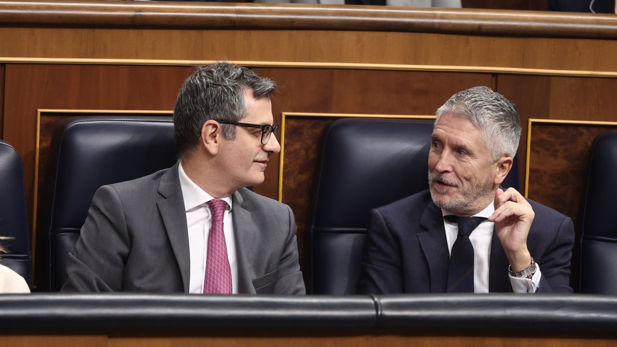 El ministro de la Presidncia, Justicia y Relaciones con las Cortes, Félix Bolaños, y el ministro del Interior, Fernando Grande-Marlaska, durante una sesión de control al Gobierno, en el Congreso de los Diputados.