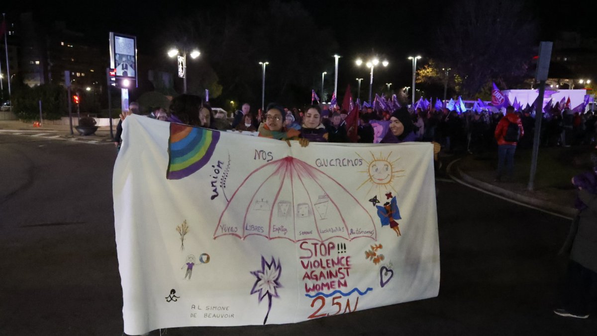 Alrededor de 300 personas se suman a la manifestación del 25-N en León.