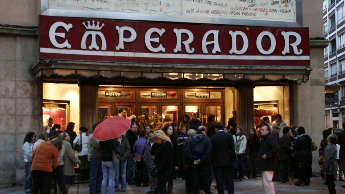El Teatro Emperador cerró el 31 de octubre de 2006. Ya, el 25 de ese mismo mes, hubo protestas ante sus puertas para evitarlo.