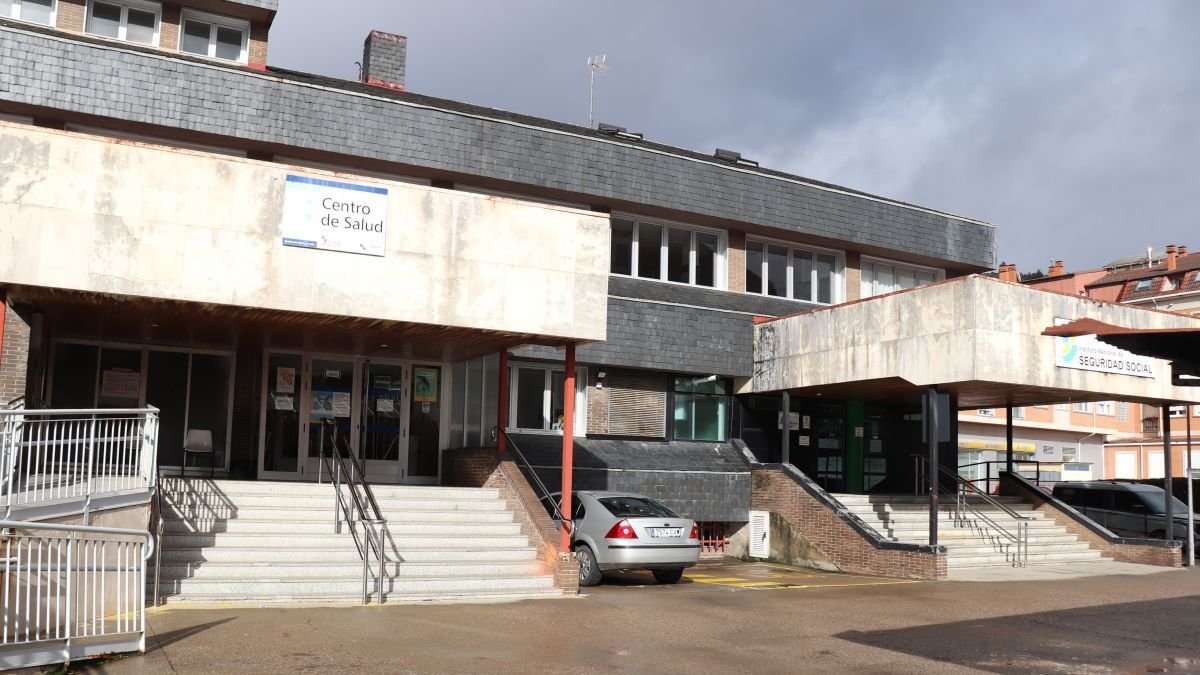 Acceso principal al centro de salud de Cistierna.