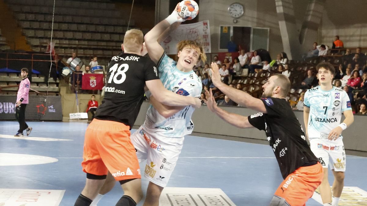 Óscar Lindqvist fue uno de los mejores del Abanca Ademar ante el Kadetten, sobre todo en la primera parte.