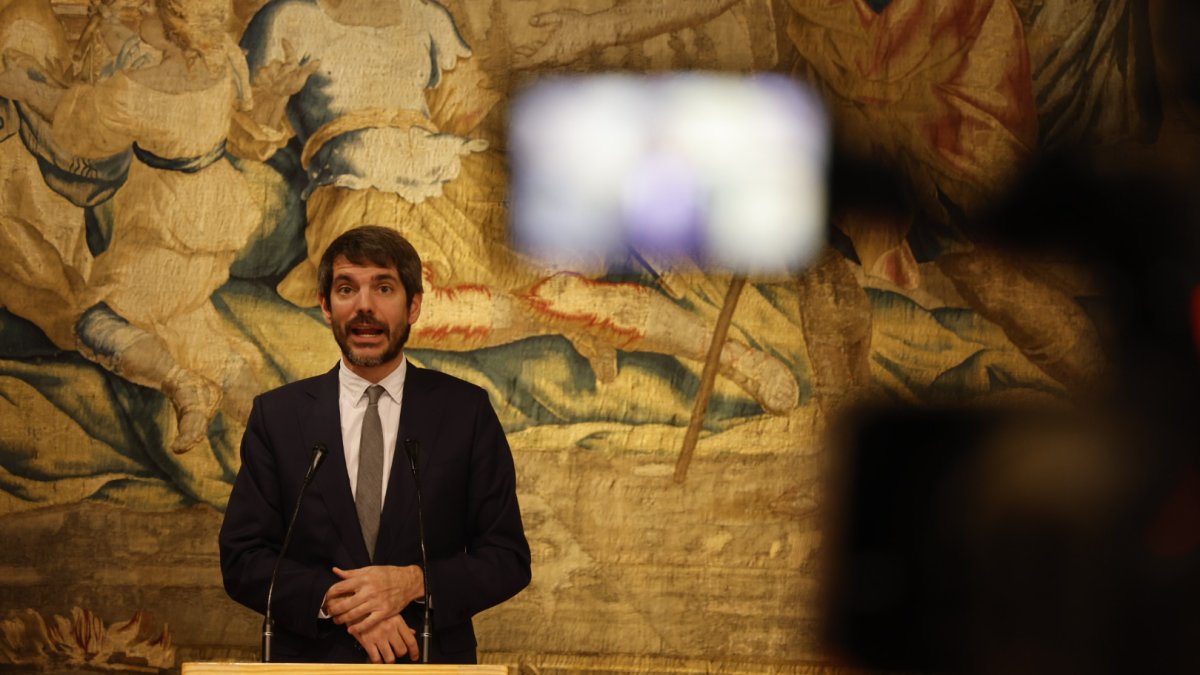 Visita de Ernest Urtasun a León al entorno del teatro Emperador.