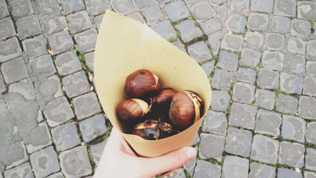 Las castañas asadas, servidas en su tradicional cono de papel, son un clásico del invierno leonés que ahora conquista también las redes sociales.