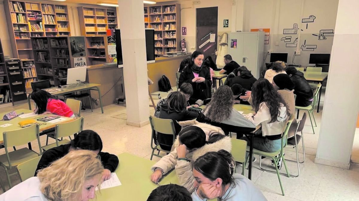 Los Grupos Heterogéneos Interactivos se desarrollan en la biblioteca del centro.