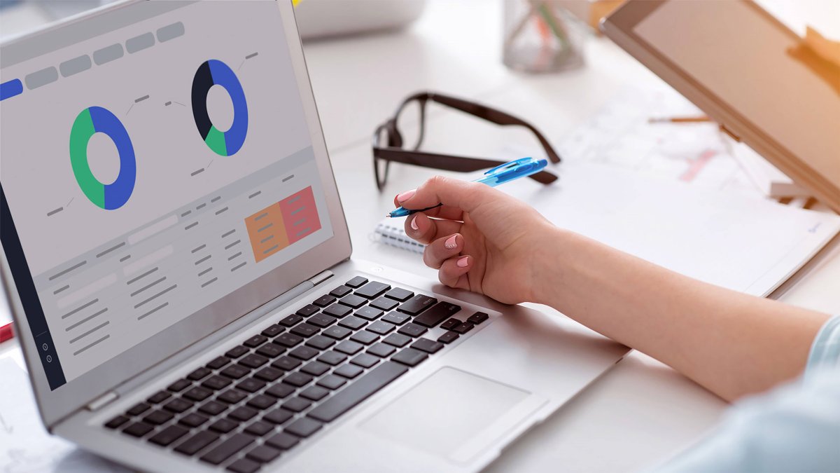 Una mujer estudia con su ordenador.