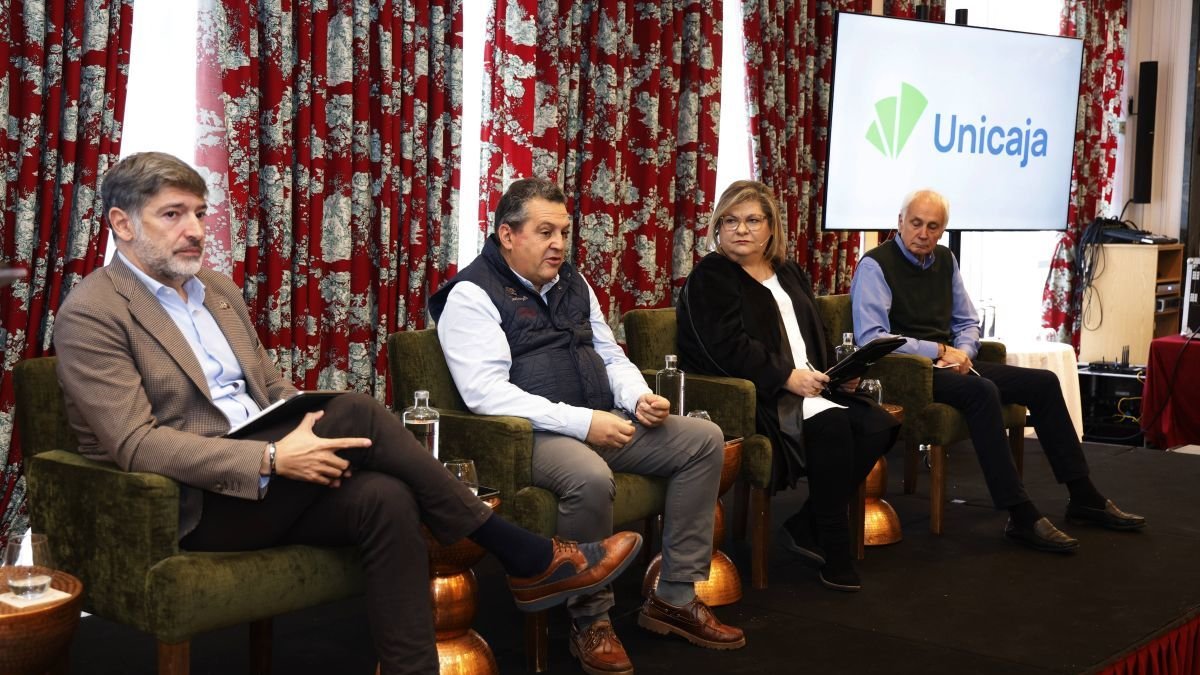 Julio Álvarez, José Manuel Fernández, María J. Muñiz y Ángel Luis Abril, durante el debate con los empresarios.