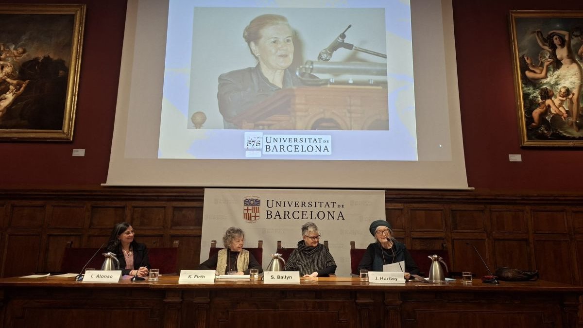 Doireann MacDermott, en la pantalla, y las profesoras.