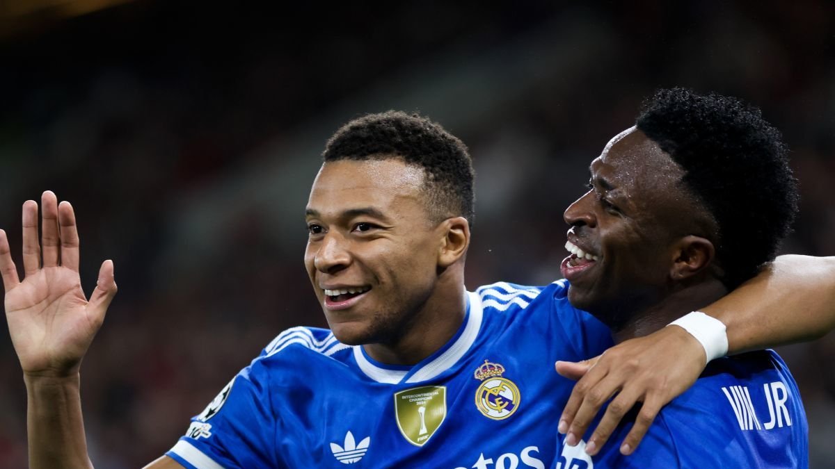 Mbappé y Vinicius celebran la mínima victoria del Madrid ante el Olympiacos.