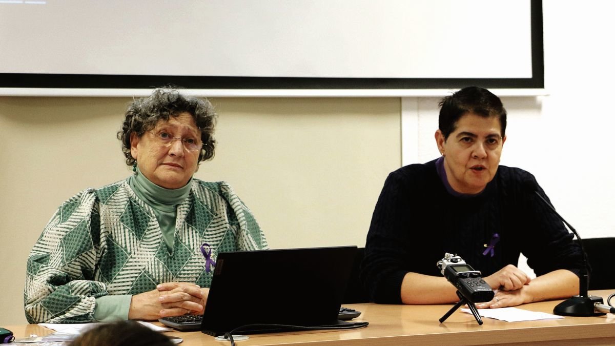 Paloma Andrés Domingo y Conchi Unanue Cuesta, durante la jornada en la ULE.