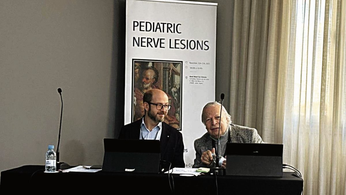 El doctor Alain Gilbert, a la derecha, junto al doctor Javier Robla durante el curso.