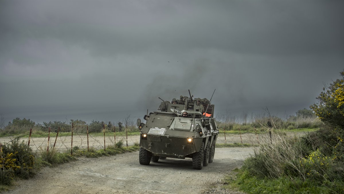 Un vehículo militar durante un ejercicio, a 21 de marzo de 2024, en Ceuta.