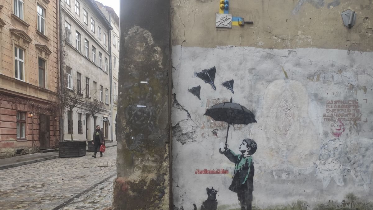 Detalle de una pieza de arte callejero en el centro de Leópolis.