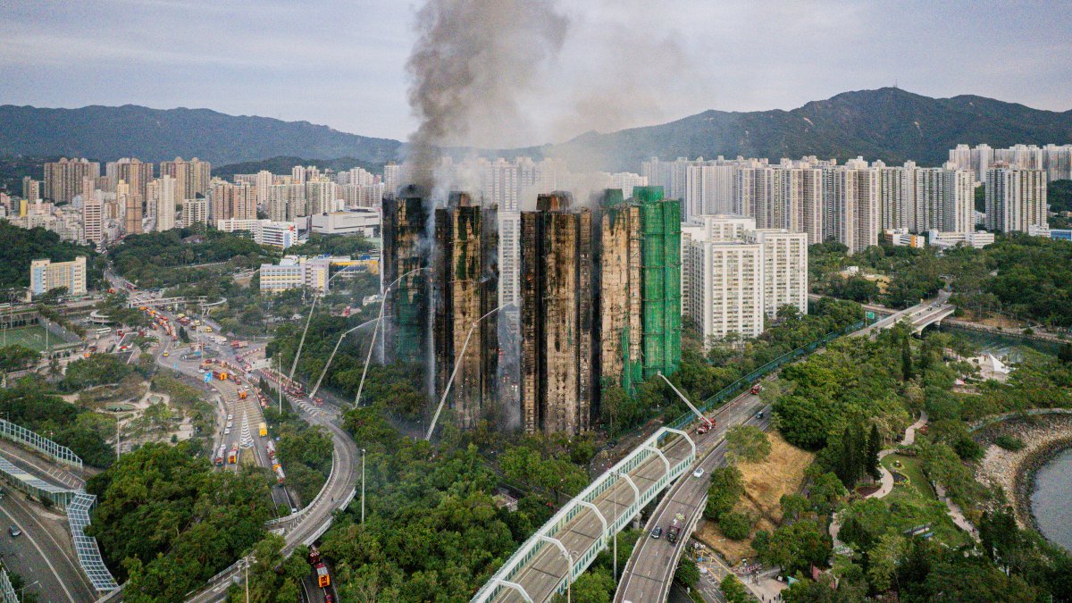 El humo se eleva desde el incendio de un apartamento en el distrito de Tai Po de Hong Kong, China, el 27 de noviembre de 2025.