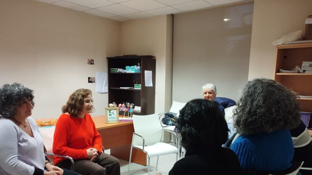 Un grupo de personas participa en la jornada de puertas abiertas celebrada este jueves en la sede de Apatca.