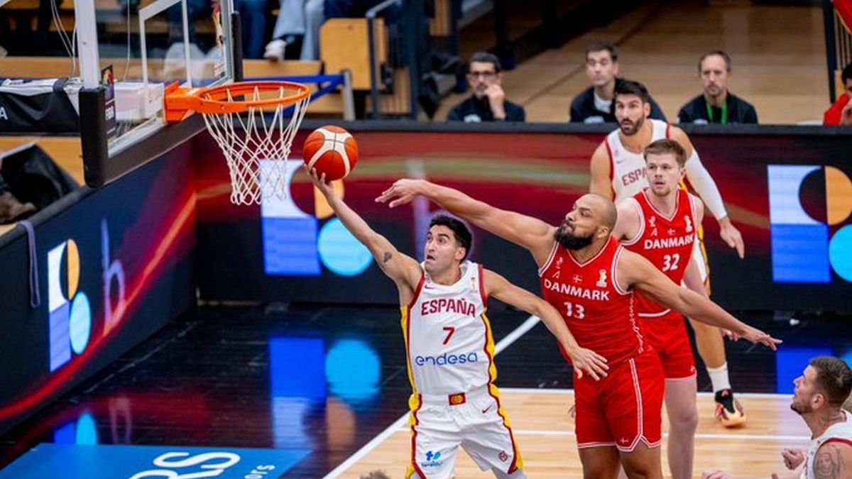 El jugador español Jaime Fernández lanza a canasta.