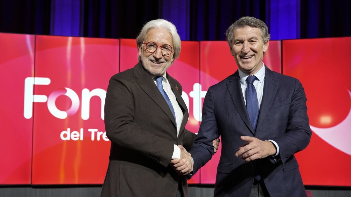 El presidente del PP, Alberto Núñez Feijóo, acompañado del presidente de Foment del Treball, Josep Sánchez Llibre.