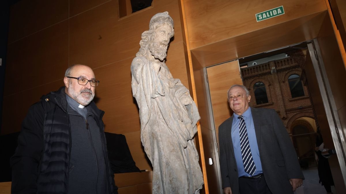 Florentino Alonso y Gonzalo Santonja en la presentación de la réplica de la estatua del Anciano Simeón en el Museo de la Semana Santa.