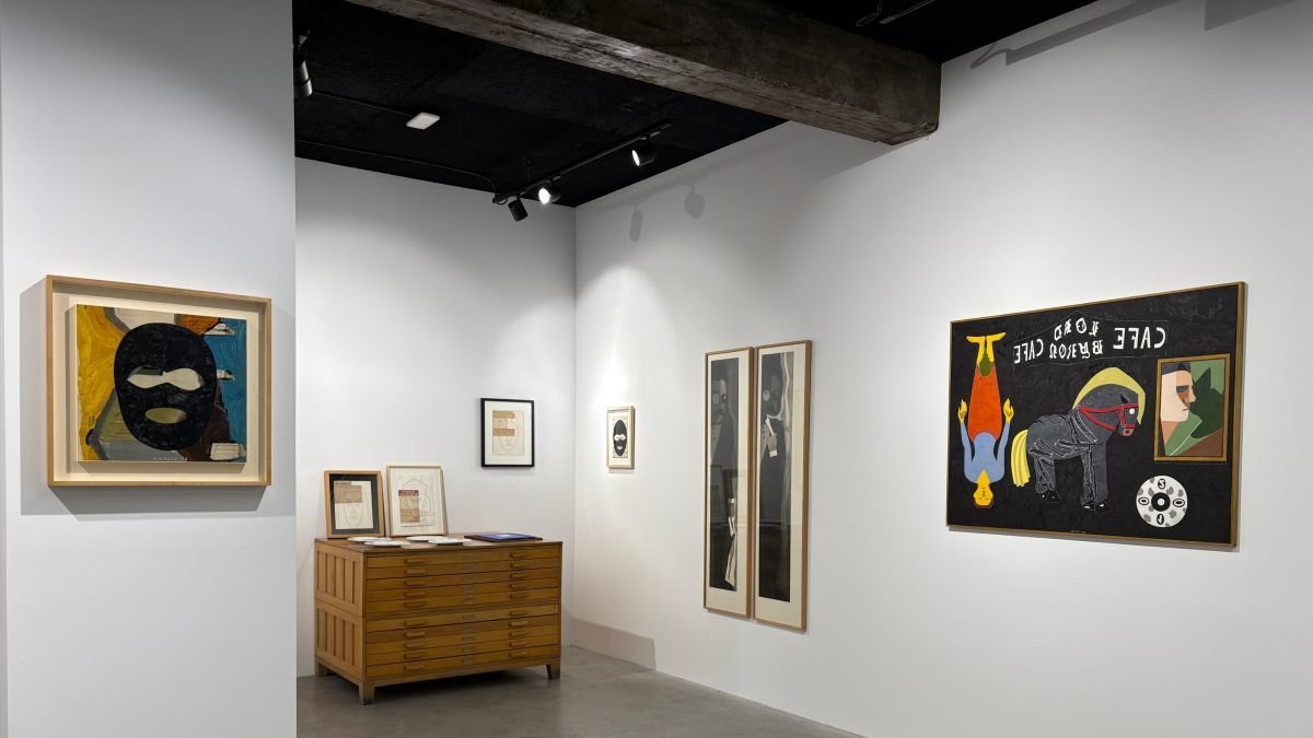 Algunas de las obras de Eduardo Arroyo en la exposición que puede verse en la Galería Ármaga.