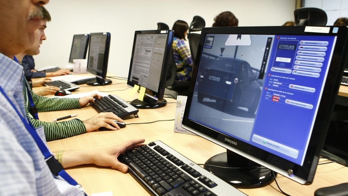 Trabajadores del Centro Estrada, en sus puestos.
