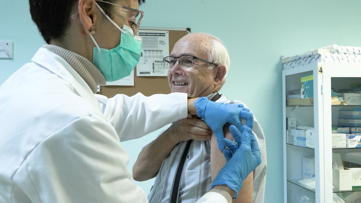 Un usuario acude a vacunarse contra la gripe.