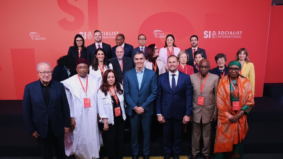 Pedro Sánchez coin miembros de la Internacional Socialista ayer, en La Valeta (Malta).