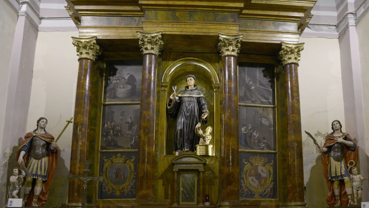 San Facundo y Primitivo a sendos lados del retablo de la ermita de San Juan de Sahagún.