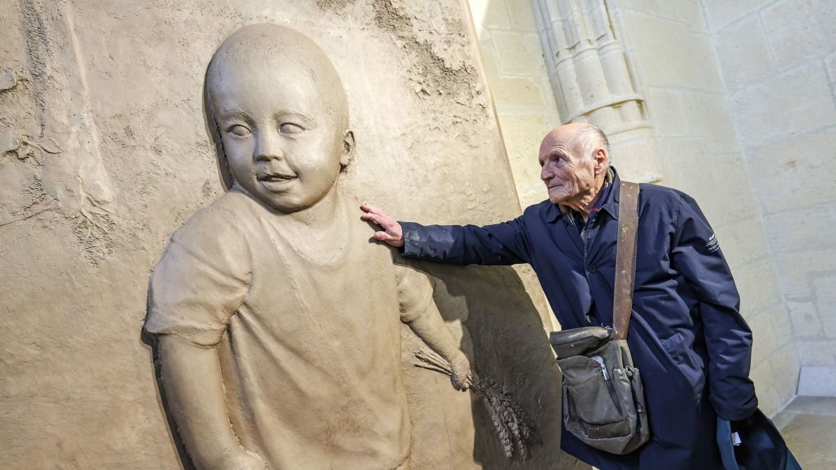 Antonio López toca una de las controvertidas puertas.