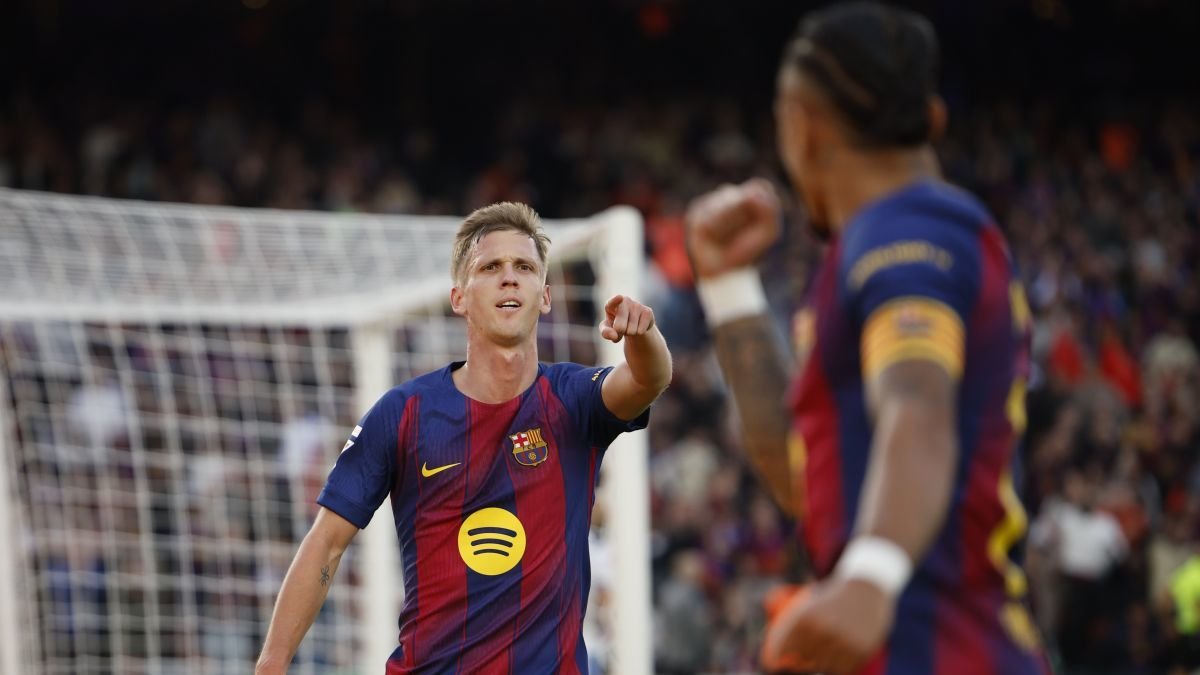 Olmo señala a Raphinha tras anotar gol con su asistencia.