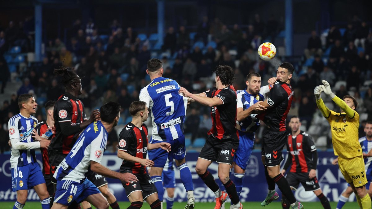 La SD Ponferradina no pudo empezar con buen pie el cambio de entrenador en su banquillo y cayó en el Toralín ante el Arenas por 1-2.