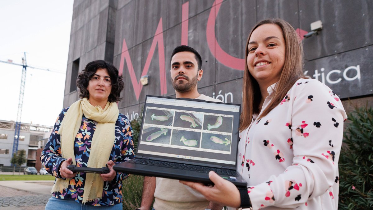 La investigadora Virginia Riego muestra imágenes de los corderos empleadas en el proyecto.