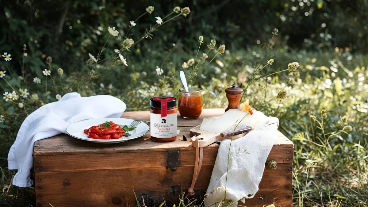 Pimientos asados del Bierzo en conserva: sabor lento, entorno rural y memoria vegetal en un solo plato