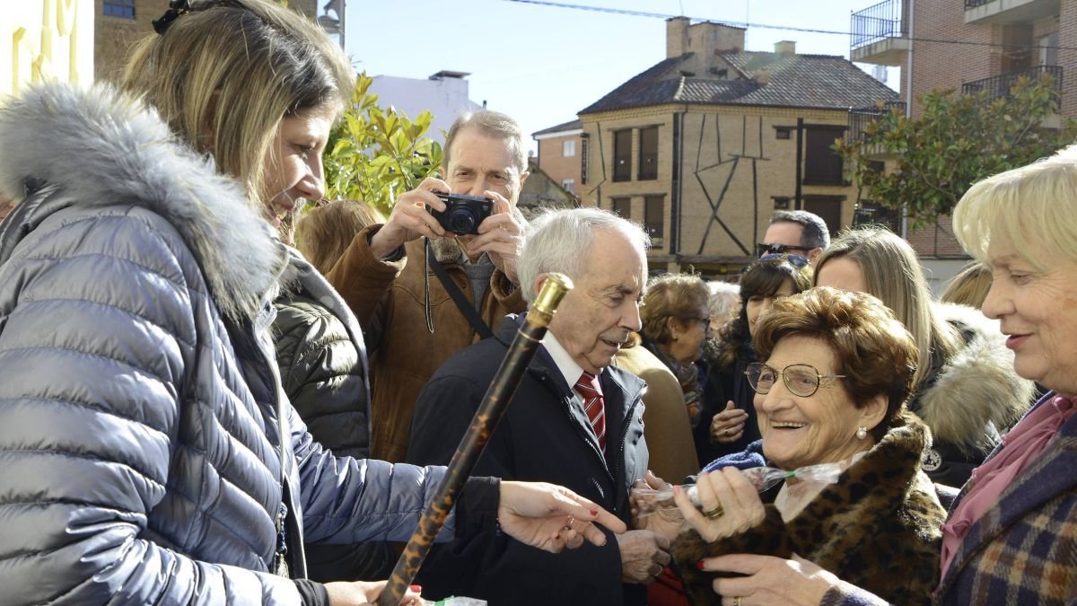La vecina Guadalupe, de 101 años, recogió su bilsita de maos de la alcaldesa.