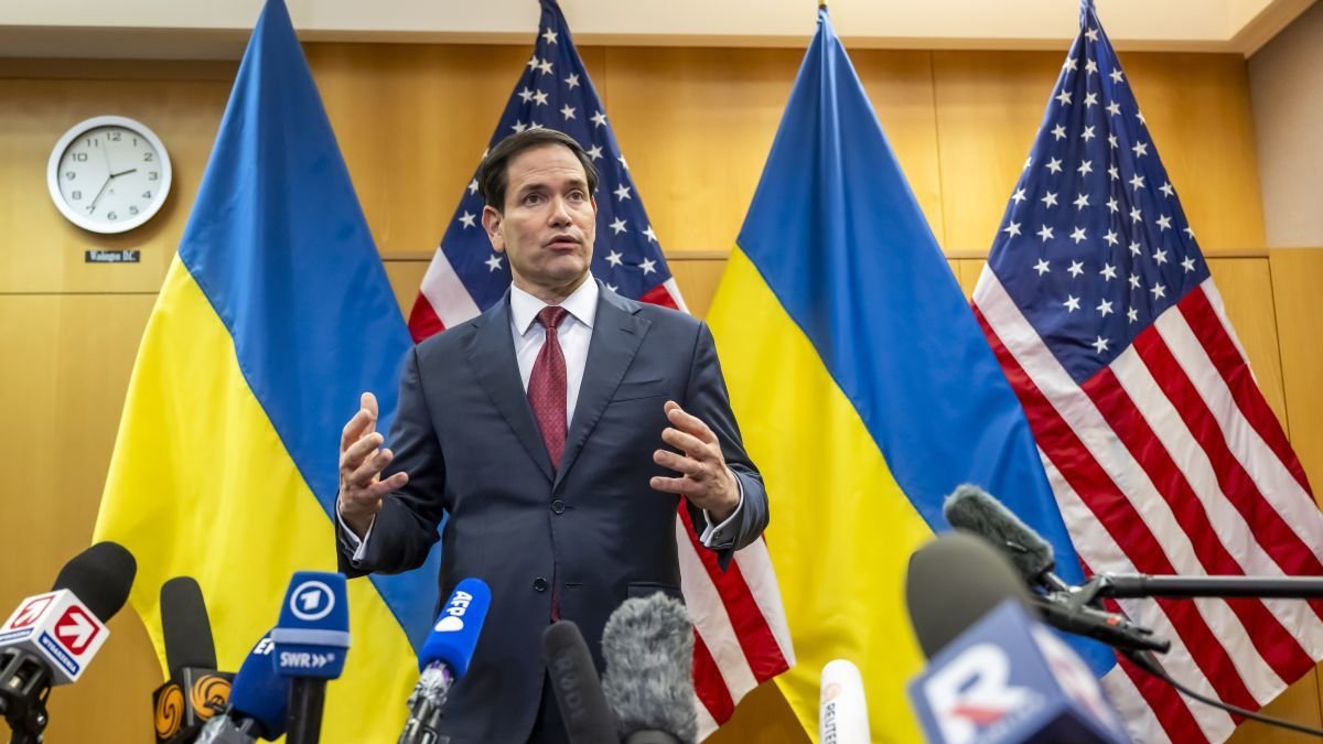 Marco Rubio con las banderas de EE UU y Ucrania detrás.