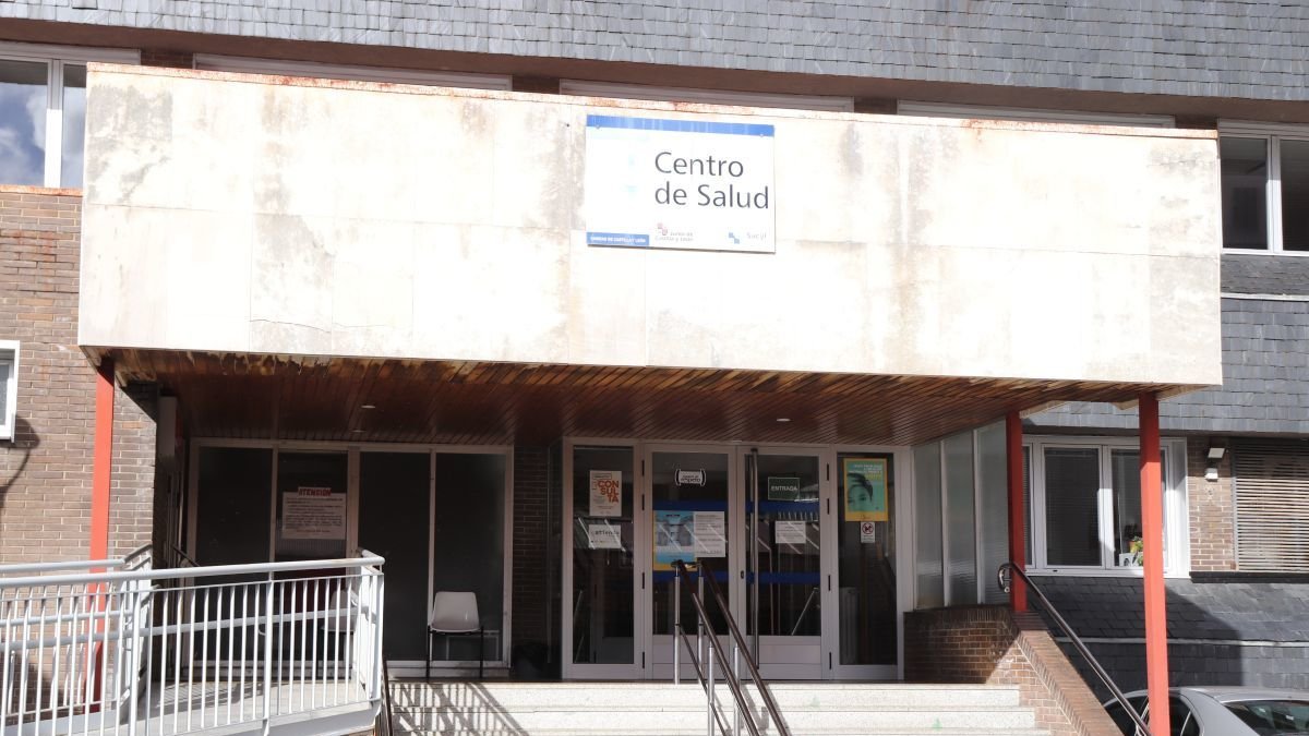 Entrada principal del centro de salud de Cistierna.