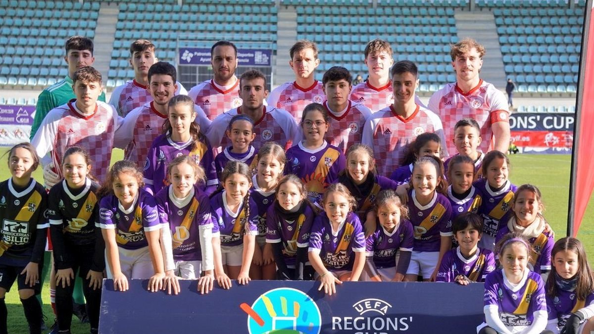 Foto de la selección de Castilla y León con las benjamines del CD Palencia Fútbol Femenino.