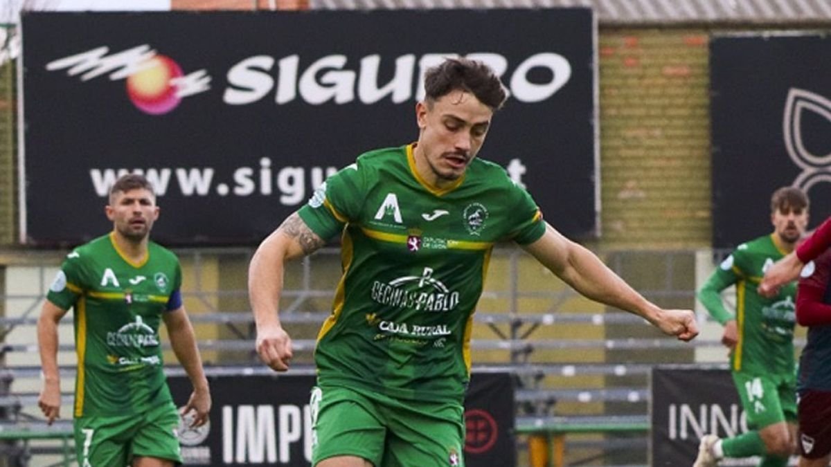 Albertín conduce el balón en un lance del partido que el Atlético Astorga empataba frente al líder, la Gimnástica Segoviana.