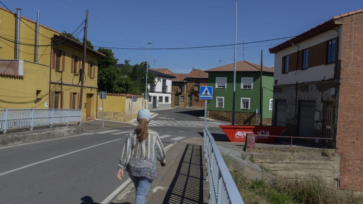 Una vecina pasea por una callle de Armunia.