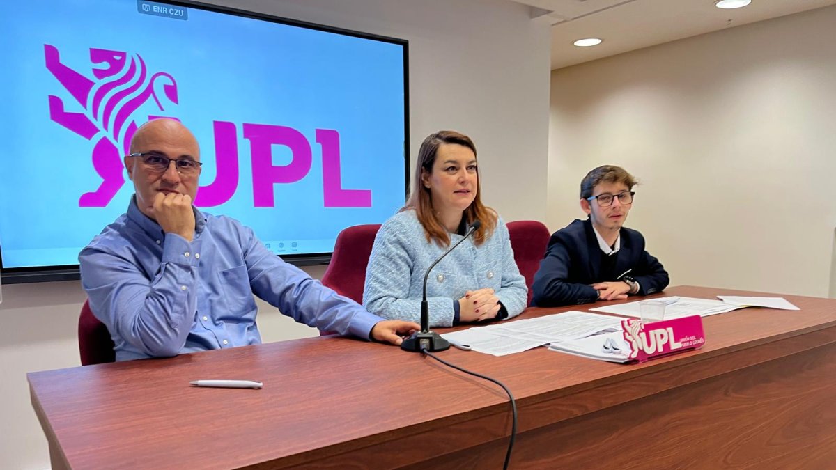 La secretaria de Educación de UPL y concejala en el Ayuntamiento de León, Sheila Fernández, acompañada por los integrantes de dicha secretaría, José Vicente Álvarez y Gustavo Díez.
