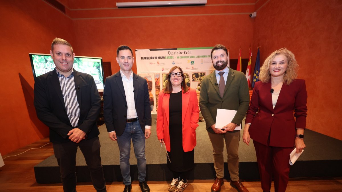 Los participantes en la mesa redonda sobre partidos políticos.