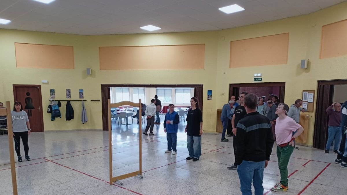 Usuarios de los centros de discapacidad en los ensayos previos a la gala que se celebra hoy.