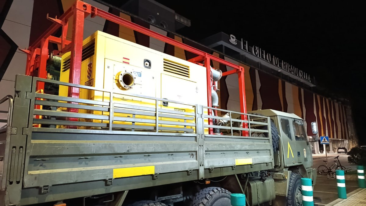 La bomba que usará la UME para achicar agua en la balsa de Berbes.