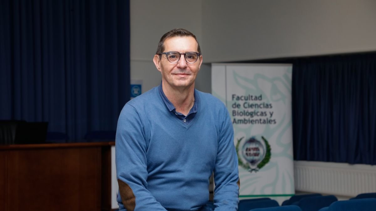 Joge Olcina, este lunes en la Facultad de Biología de León.