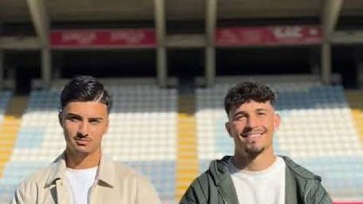 El jugador de la Cultural Paco Cortés junto al boxeador leonés Antonio Barrul.