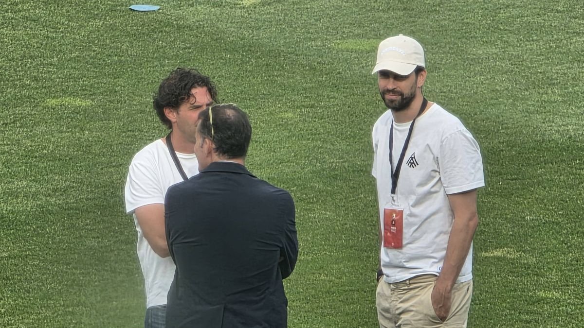 Gerard Piqué vuelve a pisar el campo de juego.