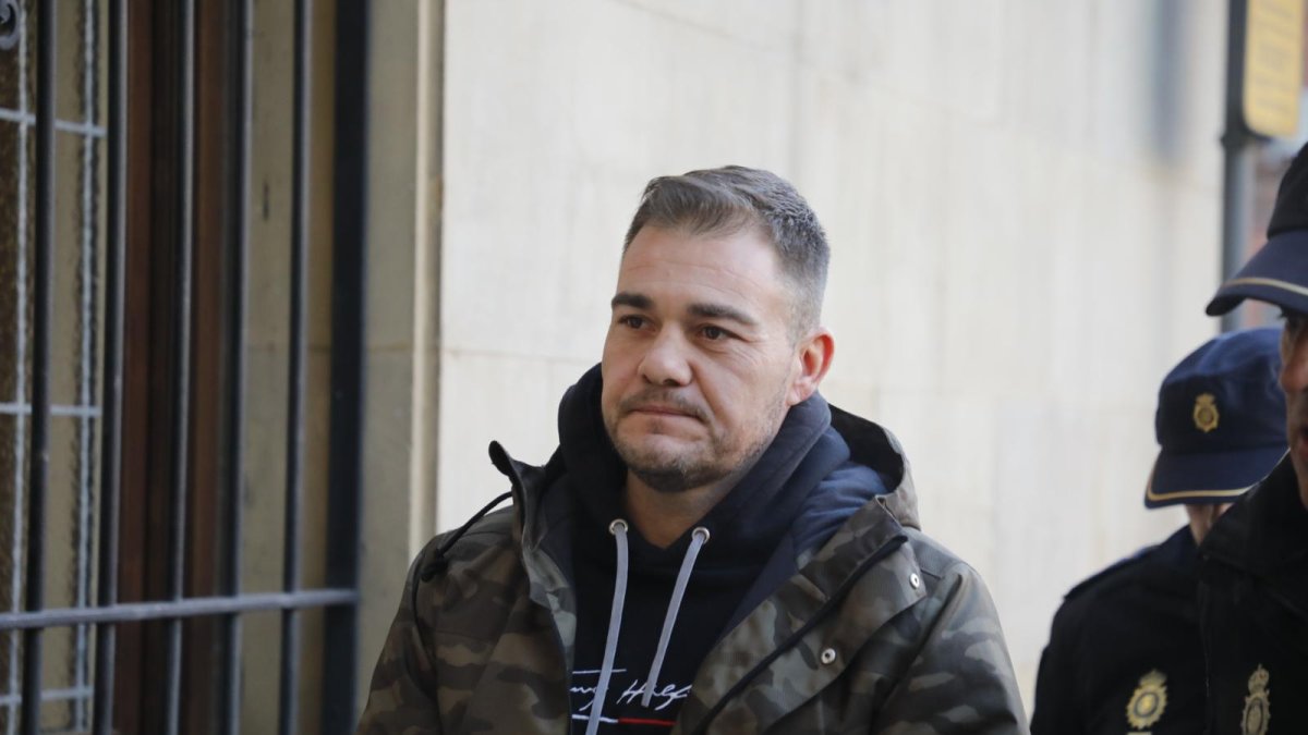 El acusado, a su llegada a la Audiencia Provincial.