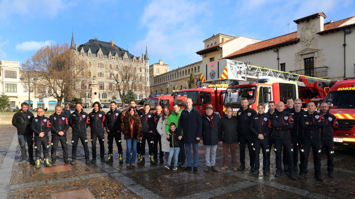 Guzmán, el niño protagonista del calendario solidario, acompañado del alcalde de León, José Antonio Diez; sus padres, el jefe de Bomberos, Omar Álvarez; el concejal de Bomberos, Álvaro Pola; el bombero y autor de las fotografías Luis Canal, y la directora de Marketing de Editorial MIC, Benita Espadas.