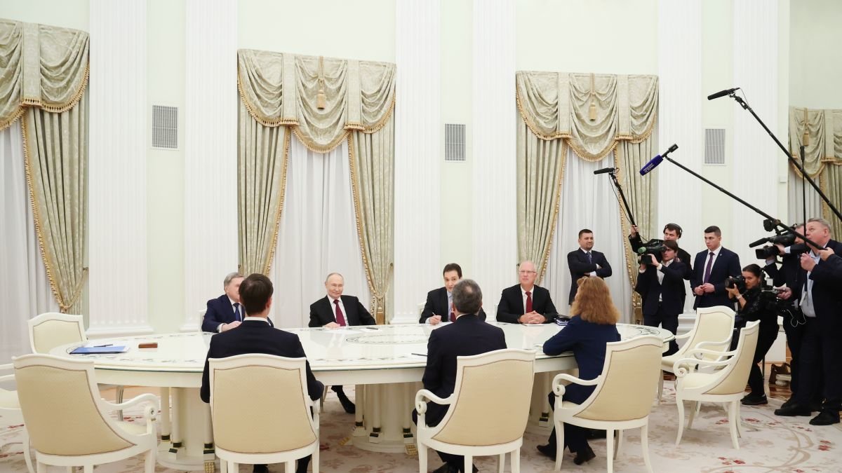 Putin ayer en el Kremilin, con los enviados especiales de Trump para negociar la paz en Ucrania.