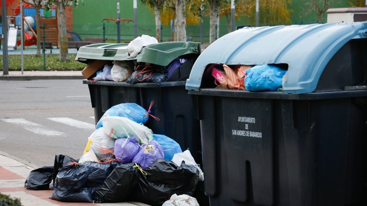 La basura desborda los contenedores de San Andrés, con sus tres camiones averiados.